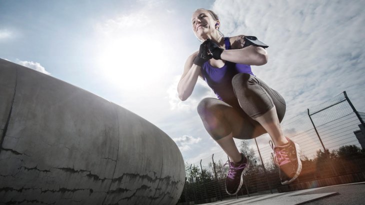 Schweißtreibende Workout-Übungen beanspruchen die Muskulatur extrem. Eine gute Trainingsvor- und Nachbereitung verhindert Zerrungen und Verletzungen.