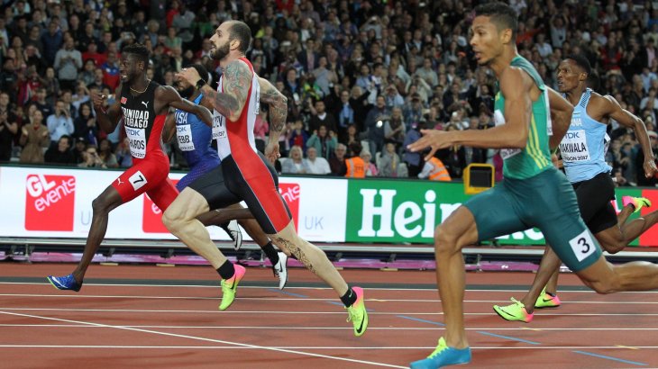 Ein Türke in Nike schlägt den Adidas-Favoriten aus Südafrika: Ramil Guliyev Mitte holt Gold über 200 Meter, Favorit Wayde van Niekerk (r.) nur Silber.