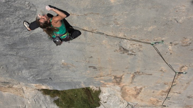 Ob Klettern oder Bouldern: Barbara Zangerl überzeugt am Fels.