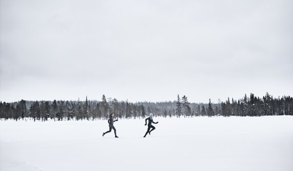 Jeden Tag ein bisschen Outdoor – ICEBUG möchte den Alltag gesünder und aktiver gestalten und entwickelt Schuhe, die es allen Menschen ermöglichen, die Natur während aller Jahreszeiten zu erkunden. Egal ob bei extremen Trailruns oder auf gemütlichen Winterspaziergängen. 