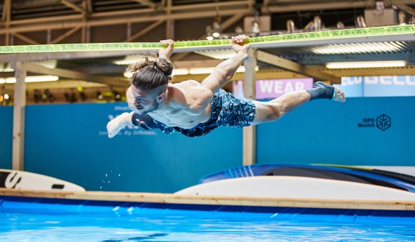 Im Watersports Villagage werden den Besuchern akrobatische Höchstleistungen geboten.