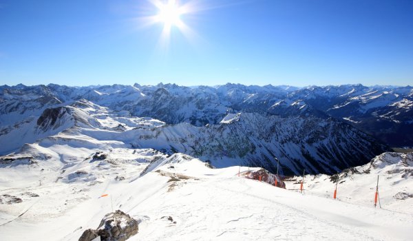 Die Allgäuer Skitour von Oberstdorf über das Nebelhorn zum Großen Daumen (2280 m) bietet insgesamt fast 1500 Höhenmeter Abfahrtsvergnügen.