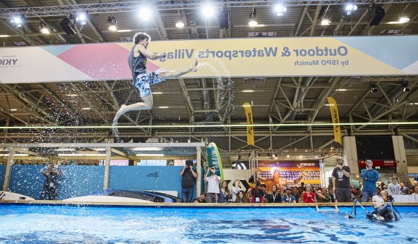 Blaue Oase im Outdoor-Bereich: Das Watersport Village mit einem eigens errichteten Pool für SUP, Kajaking, Paddeln oder wie hier Slacklinen.