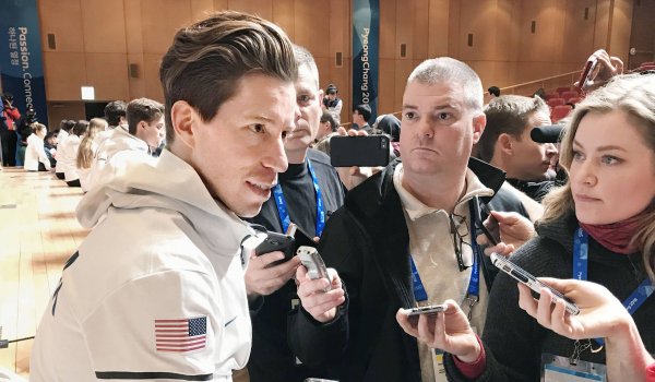 Shaun White ist die lebende Snowboard-Legende aus den USA. Beim Outfit für die amerikanischen Snowboarder haben sich die Designer bei Ausrüster Burton von den Anzügen der amerikanischen Astronauten inspirieren lassen.