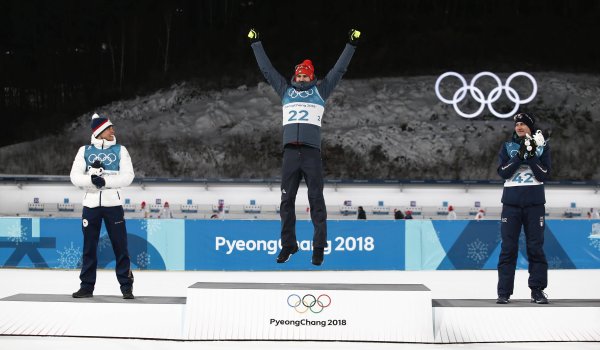 Absolute Überraschung im Biathlon-spirnt der Herren. Arnd Peiffer aus Niedersachsen springt auf das oberste „Stockerl". Michal Krcmar aus Tschechien wird Zweiter und der Italiener Dominik Windisch Dritter. 