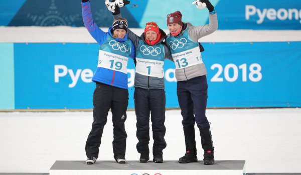 Auch Laura Dahlmeier nimmt nicht nur einen Soohorang mit nach Hause. Hier bei der Ehrung nach ihrem Sieg im Verfolgungsrennen vor Anastasia Kuzmina aus der Slowakei und der Französin Anais Bescond. Auch im Sprint war Dahlmeier ganz oben auf dem Treppchen.