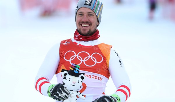 Der Österreicher Marcel Hirscher freut sich über seine allererste olympische Goldmedaille in der Super-Kombination. Soohorang feiert mit