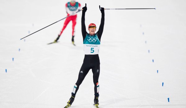 Eric Frenzel wird in der Nordischen Kombination seiner Favoritenrolle gerecht. Der Sachse gewinnt Gold gleich beim ersten Wettbewerb (Normalschanze).