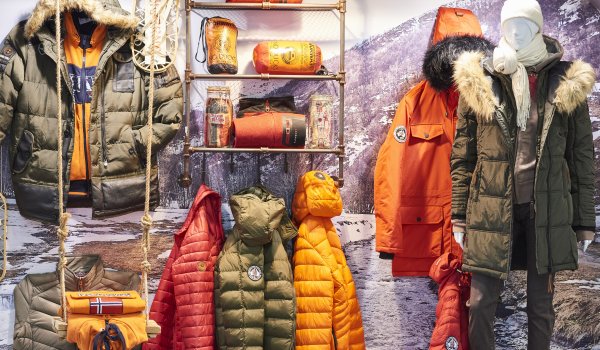 Neben den Trends bei der Hartware zeigt Snowsports auch Neuheiten bei Bekleidung und Accessories. Jeweils eine Halle widmet sich dem unverzichtbaren Zubehör für den Wintersport und zeigt die Farb- und Designtrends bei Winterjacken, Funktionskleidung, Ski- und Snowboardhosen, Handschuhen, Mützen, Trinkflaschen und vieles mehr.