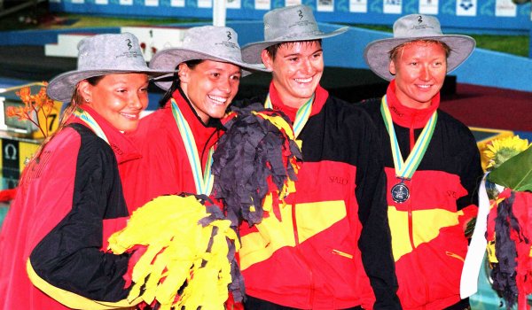 Franziska van Almsick (li.) bei der Schwimm-WM 1998 im australischen Perth.