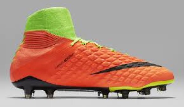 Als einziger trägt Mario Gomez den Hypervenom Phantom III von Nike, allerdings ganz in Weiß (240 Euro).