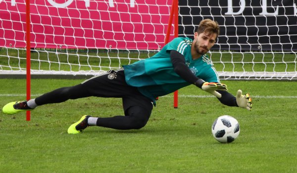 Auch wenn Torhüter Kevin Trapp vor allem für das Fangen von Bällen zuständig ist, braucht er natürlich einen sicheren Halt. Er findet ihn wie Angreifer Thomas Müller in Adidas X18.1 (219,95 Euro).