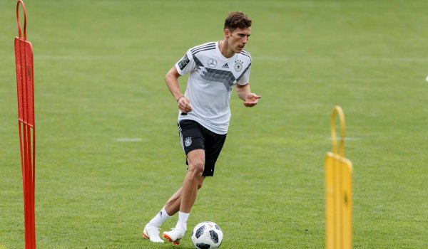 Leon Goretzka schleicht sich mit seinen Nike Mercurial Superfly VI über den Platz im Trainingslager in Südtirol (270 Euro).