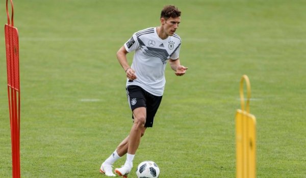 Leon Goretzka, german football player, practicing at a field. 