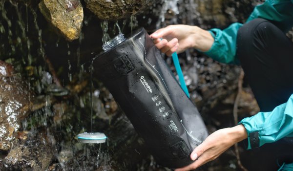 Der Wasserbehälter von HydraPak fasst acht Liter und kann bei Bedarf auf ein Viertel seiner Gesamtgröße verkleinert werden. 