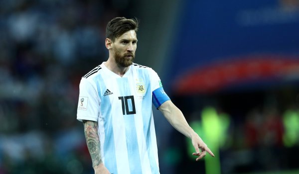 Lionel Messi ist die Nummer zwei im Fußball – mit Ausnahme von Twitter. Denn da hat der Argentinier keinen Account. Fast 93 Millionen Menschen folgen Messi auf Instagram, fast 90 Millionen sind es auf Facebook. Zahlen, die natürlich auch seinen Sponsoren wie Adidas gefallen und dem Konto von Messi gut tun. Es sind aber auch die privaten Fotos von seiner Familie, die Lionel Messi zum zweitwichtigsten Social-Media-Star nach Cristiano Ronaldo machen.