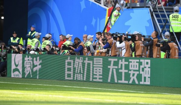 Mengniu ist als neuer Sponsor der Fifa bei der WM 2018 dabei. Die Mengniu Group zählt zu den führenden Unternehmen im Bereich Molkereiprodukte in Großchina (China, Hong Kong, Macau und Taiwan). Bei der WM in Russland darf Mengniu exklusiv Joghurt-Drinks und Eis verkaufen.