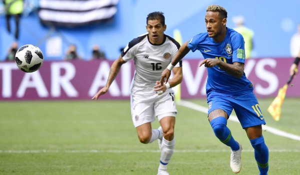 Zwei andere stehen noch vor ihm, doch er kommt ihnen näher: Brasilians Neymar (r.). 93,5 Millionen Follower hat er bei Instagram, gut 60 Millionen bei Facebook und 40 bei Twitter. Kumuliert kommt er sogar auf Rang zwei hinter Ronaldo, aber nur weil Messi ja nicht auf Twitter aktiv ist.