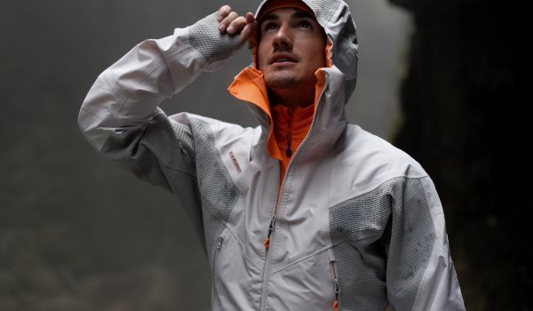 Regen? Egal, denn die Hardshell „Nordwand“ von Mammut hält dank Gore-Tex-Membran trocken. 