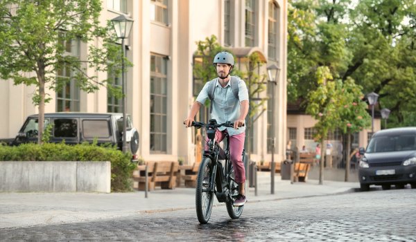 Bosch itself is also working on an innovation that e-mountain bikers could like: The company launches the first anti-lock braking system for pedelecs. It was developed on the model of the proven motorcycle ABS. The principle: wheel speed sensors monitor the speed of both wheels. If the front wheel locks during a heavy braking manoeuvre, the E-Bike-ABS intervenes and ensures riding stability. In addition, there is an intelligent rear wheel lift-off control which reduces the probability of rollovers.