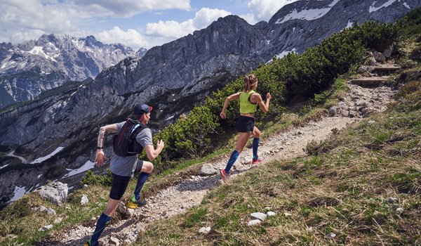 Den Berg hinauf beim Trailrunning helfen die Kompressionssocken.