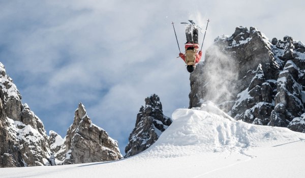 Wer beim Skifahren springen will, braucht einen stabilen Rumpf. Per Liegestütz stärkt man diese Muskulatur erheblich.