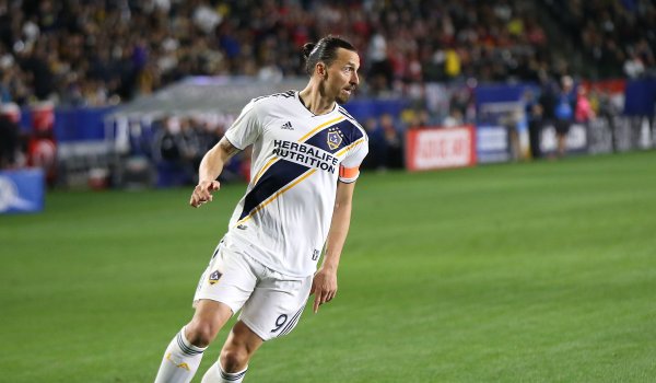 10. Zlatan Ibrahimovic: 36,25 Mio. Follower „König Zlatan“ konzentriert sich eher aufs Kicken als aufs Posten: Durchschnittlich nur alle zehn Tage bekommen seine Instagram-Follower einen neuen Post des Schweden zu sehen. Sein Verein L.A. Galaxy profitiert von den zahlreichen Mentions des Superstars, der aber auch seine eigene Parfum-Marke durch Posts promotet.