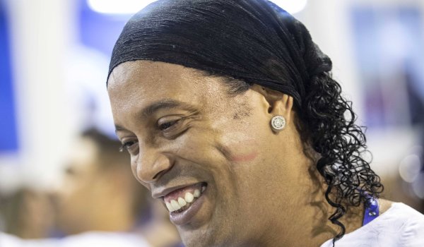 6. Ronaldinho: 43,23 Mio. Follower Seine aktive Fußballkarriere hat Ronaldinho 2015 beendet. Seine Popularität ist jedoch ungebrochen – insbesondere in seiner Heimat Brasilien. Mentions spendiert der Weltstar vor allem seinen bedeutendsten Ex-Vereinen: dem FC Barcelona, AC Mailand und Flamengo Rio de Janeiro.