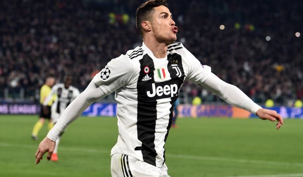 1. Cristiano Ronaldo: 158,91 Mio. Follower Mit riesigem Vorsprung ist Cristiano Ronaldo der populärste Sportler auf Instagram und der drittpopulärste Instagram-Account überhaupt. Auf dem Account des Portugiesen werden im Schnitt 0,6 Postings pro Tag veröffentlicht. Sein Wechsel von Real Madrid zu Juventus Turin im Sommer 2018 stellte sich noch einmal als Follower-Magnet heraus: Seitdem hat CR7 noch einmal über 35 Millionen Follower dazugewonnen.