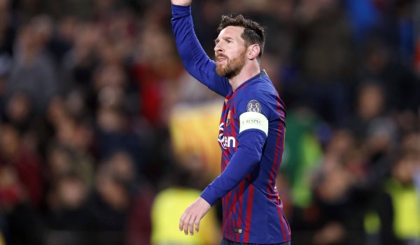 3. Lionel Messi: 112,11 Mio. Follower Der vielleicht beste Fußballer der Welt ist zumindest auf Instagram „nur“ die Nummer 3. Lionel Messi vom FC Barcelona at allerdings mehr als doppelt so viele Follower wie der Viertplatzierte Beckham – und das, obwohl Messis Fans nur durchschnittlich alle zehn Tage neuen Instagram-Content zu Gesicht bekommen. Was Messis gigantische Follower-Zahl noch beeindruckender macht: Im Gegensatz zu vielen anderen populären Kickern blieb Messi seinem FC Barcelona stets treu, hat a