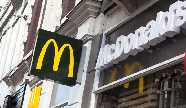 Lange Jahre war McDonald’s vor allem als Sponsor der Olympischen Spiele und des DFB präsent. Doch 2018 überraschte der Fast-Food-Riese mit einem Kurswechsel: Erst beendete McDonald’s im Juni die Zusammenarbeit mit dem IOC, dann wurde das Ende der Zusammenarbeit mit dem DFB bekannt. Stattdessen intensiviert McDonald’s sein eSports-Engagement. McDonald’s Deutschland ist seit 2018 Sponsor der ESL Meisterschaft. „Der Schritt in den eSport war für uns absolut richtig“, sagt Unternehmenssprecher Philipp Wachholz.