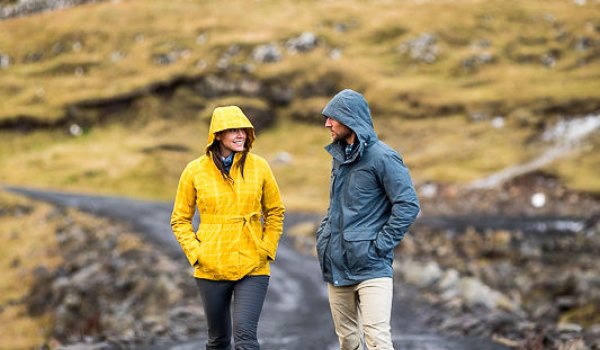 Schlechtes Wetter? Welches Wetter? Reise-Must-Have von Royal Robbins sind die neuen Switchform Jacken. In verschiedenen Farben und Schnitten erhältlich. 