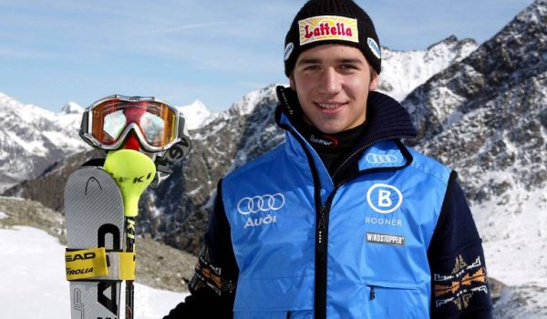 Auch für Sohn Felix geht es früh auf die Bretter: Bereits mit zweieinhalb Jahren fährt er erstmals Ski. Siebenmal wird er Deutscher Jugendmeister, ehe Neureuther 2003 sein Debüt im FIS-Weltcup feiert.