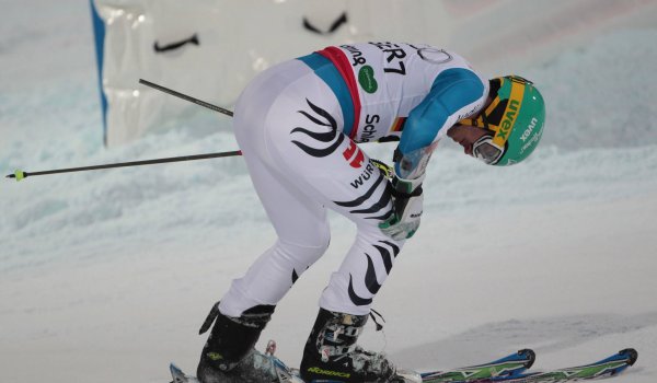 Unvollendet bleibt der wegen seines Lausbuben-Charmes in der Öffentlichkeit beliebten Neureuther allerdings bei Olympischen Spielen: 2010 in Vancouver scheidet er im Slalom schon im 1. Durchgang aus, wird im Riesenslalom immerhin Achter. 2014 in Sotschi kann er wegen eines Schleudertraumas und einer Rippenverletzung nach einem Autounfall nicht teilnehmen. 2018 verhindert ein Kreuzbandriss eine Teilnahme.