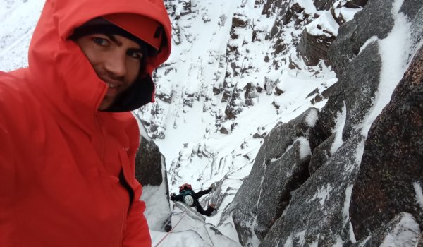 Für Calum ist die Testjacke die Beste zum Winterklettern – und er habe eine Menge Jacken.