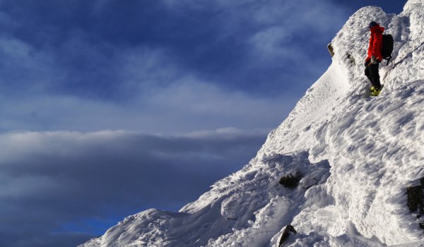 Karl testet die Jacke bei hartem Schnee in den Schweizer Bergen.