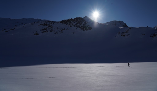 Karl unterwegs auf einer zwei Tages Skitour mit schweren 20 Kilo Gepäck. Nichts an der Jacke sei durchgescheuert. 