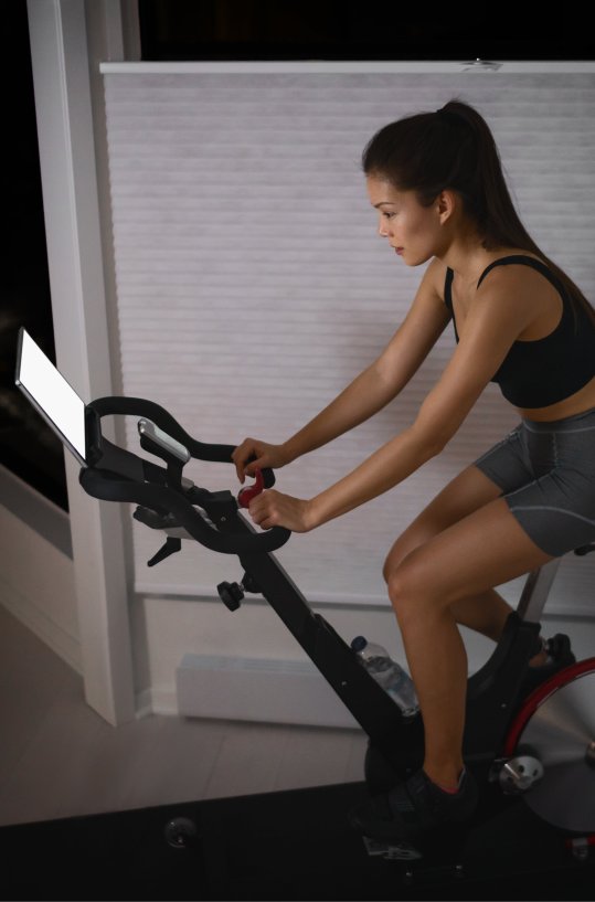 Spinning auf einem Bike mit digitalem Monitor 