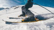 Skifahrer performt auf der Piste