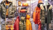 Neben den Trends bei der Hartware zeigt Snowsports auch Neuheiten bei Bekleidung und Accessories. Jeweils eine Halle widmet sich dem unverzichtbaren Zubehör für den Wintersport und zeigt die Farb- und Designtrends bei Winterjacken, Funktionskleidung, Ski- und Snowboardhosen, Handschuhen, Mützen, Trinkflaschen und vieles mehr.