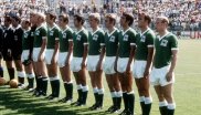 WM 1970: In Mexiko brachen die deutschen Fußballer dann mit der Tradition. Die Mannschaft um Berti Vogts (r.) lief erstmals in grünen Trikots auf, das DFB-Logo im weißen Rahmen auf der Brust. Und die WM in Mexiko sollte auch eine neue Tradition begründen. Bis auf ein paar Ausnahmen seit der Jahrtausendwende spielen die Deutschen bis heute in grünen Auswärtsleibchen.