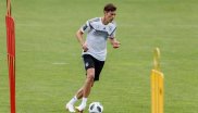 Leon Goretzka, german football player, practicing at a field. 