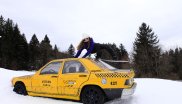 Echtes Großstadtfeeling bietet der Street-Park in Nesselwang mit einem alten,amerikanischen Taxi auf dem Weg nach unten. Oder auch einer Police Station. Entworfen hat den Park die Schneestern Crew gemeinsam mit Red Bull.