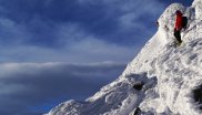 Karl testet die Jacke bei hartem Schnee in den Schweizer Bergen.