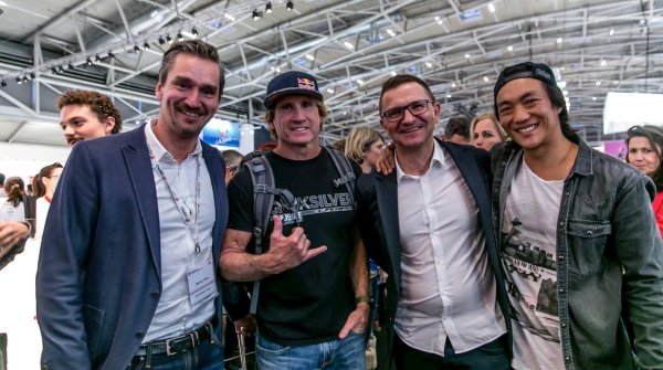 Head of ISPO Brandnew Markus Hefter und der erste Overall Winner, Robby Naish – natürlich mit Surfergruß