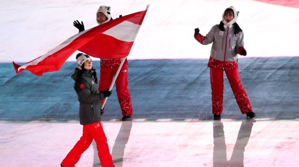 Anna Veith schwenkt in Pyeongchang die österreichische Fahne