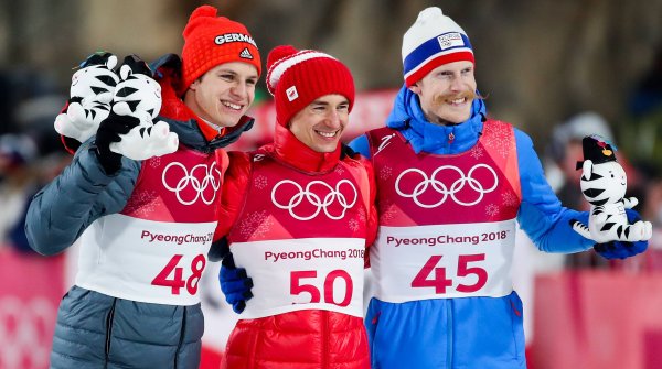 Silbermedaillengewinner Andreas Wellinger, Olympiasieger Kamil Stoch und der Norweger Robert Johansson freut sich über Bronze