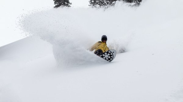 Tiefer Powder - davon träumt jeder Snowboarder 