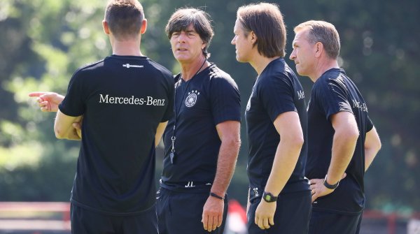 Bundestrainer Joachim Löw (2.v.l.) im Gespräch mit Teilen seines Trainerstabs