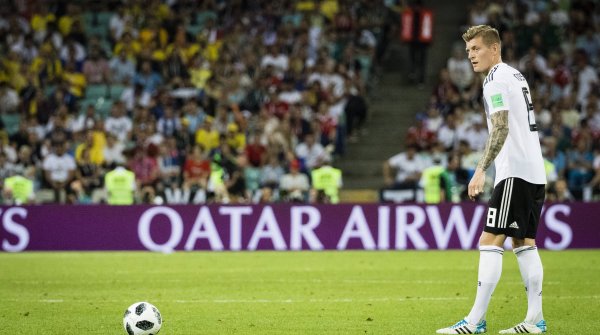 Qatar Airways ist neuer Partner bei der Fußball-WM 2018. Die Fluggesellschaft löst damit die Fluglinie Emirates ab, die acht Jahre lang zuvor die offizielle Fluggesellschaft der Fifa war. Auch für die WM 2022 in Katar ist das Staatsunternehmen offizieller Partner. 